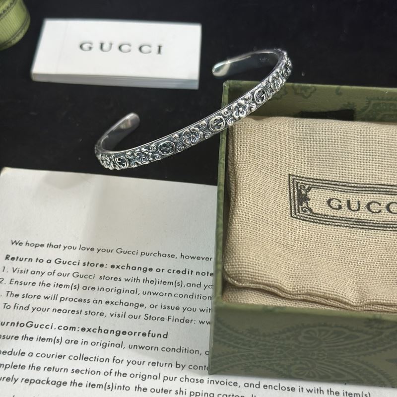 G*u*i bracelets